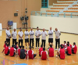 وطني الصالات يمدد معسكر الكويت